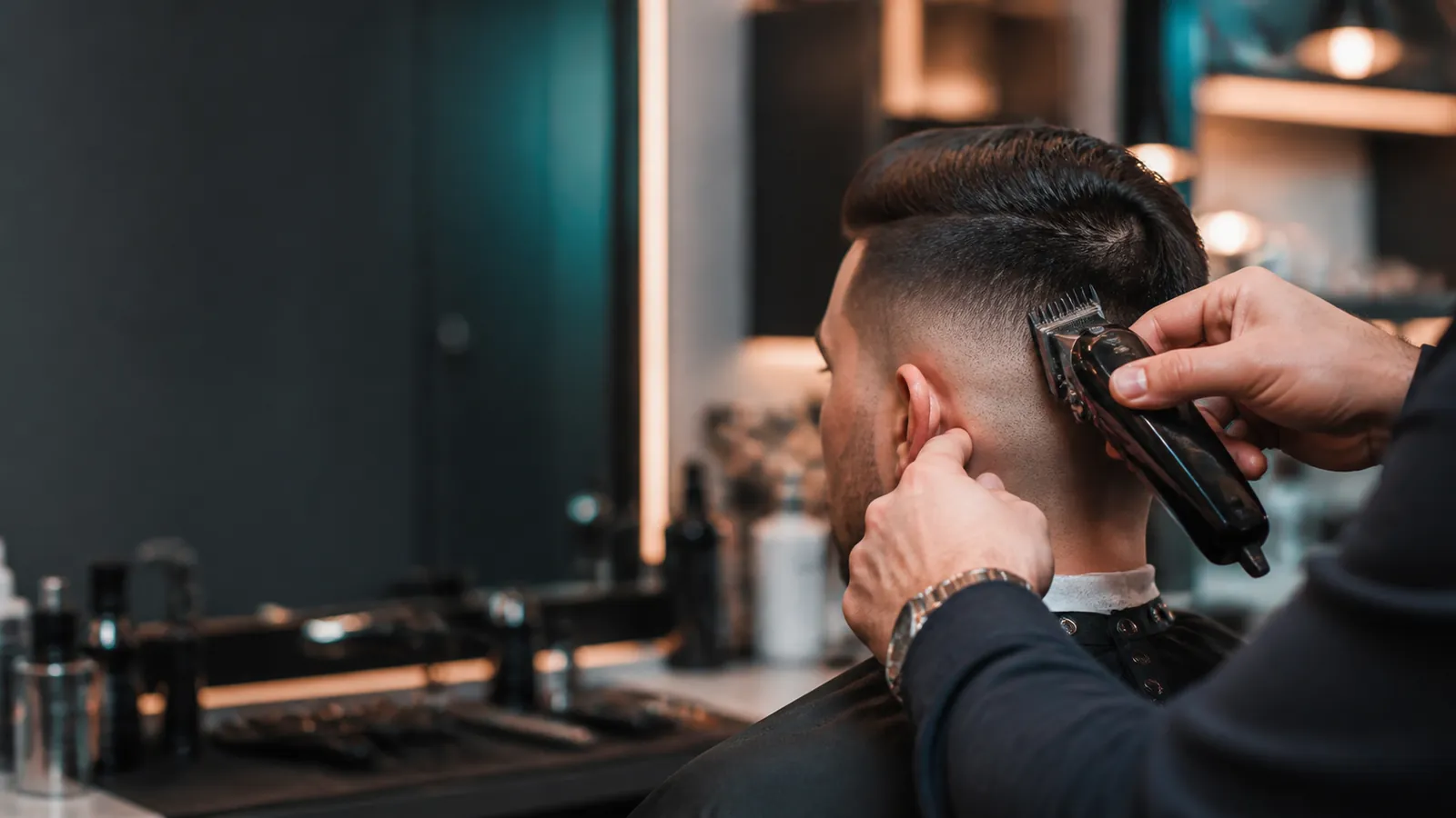 Corte de cabelo em salão moderno